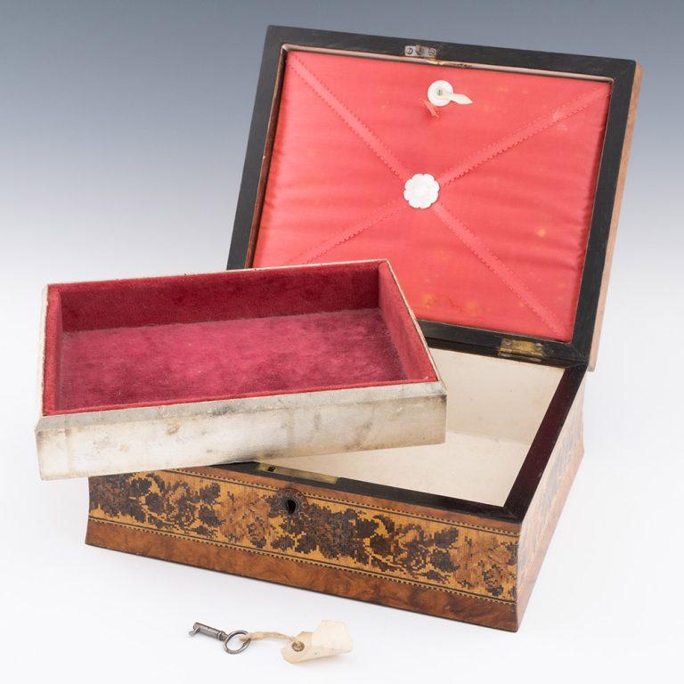 Milieu du XIXe siècle Boîte à bijoux Tunbridge Ware avec garçon avec Hawk Image c1855 en vente