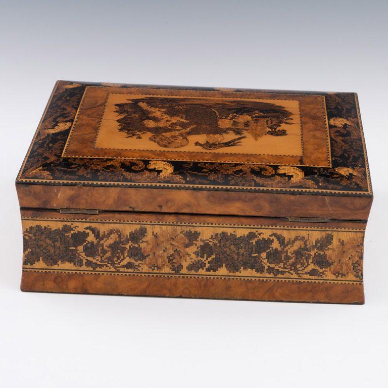 Boîte à bijoux Tunbridge Ware avec garçon avec Hawk Image c1855 en vente 1