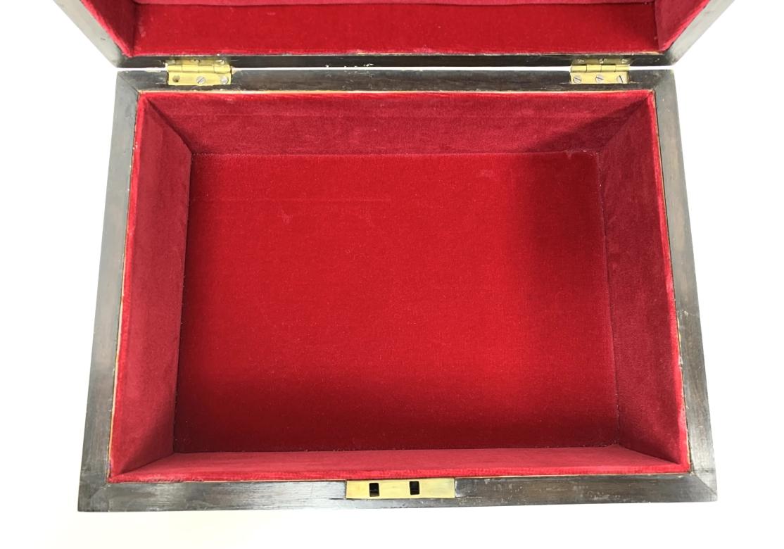 Caja Tunbridge Ware grande forrada de nogal con incrustaciones de nácar en venta 3
