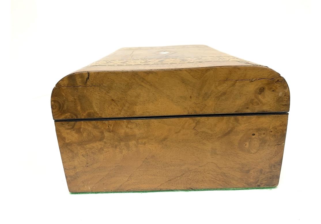 Caja Tunbridge Ware grande forrada de nogal con incrustaciones de nácar siglo XIX en venta