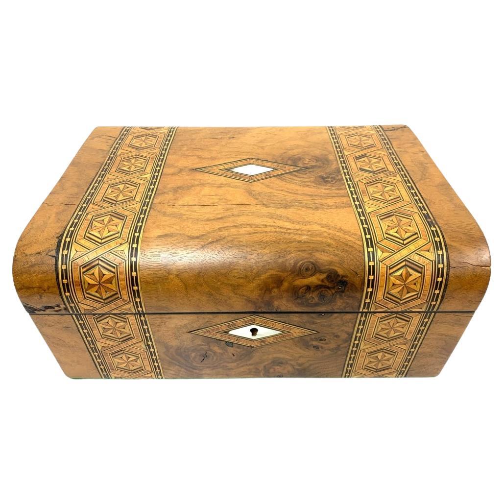 Caja Tunbridge Ware grande forrada de nogal con incrustaciones de nácar en venta
