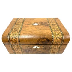 Caja Tunbridge Ware grande forrada de nogal con incrustaciones de nácar