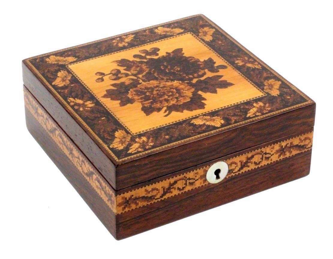 Georgien Boîte à mouchoirs en bois de rose de Tunbridge Ware de forme carrée avec fleurs au centre en vente