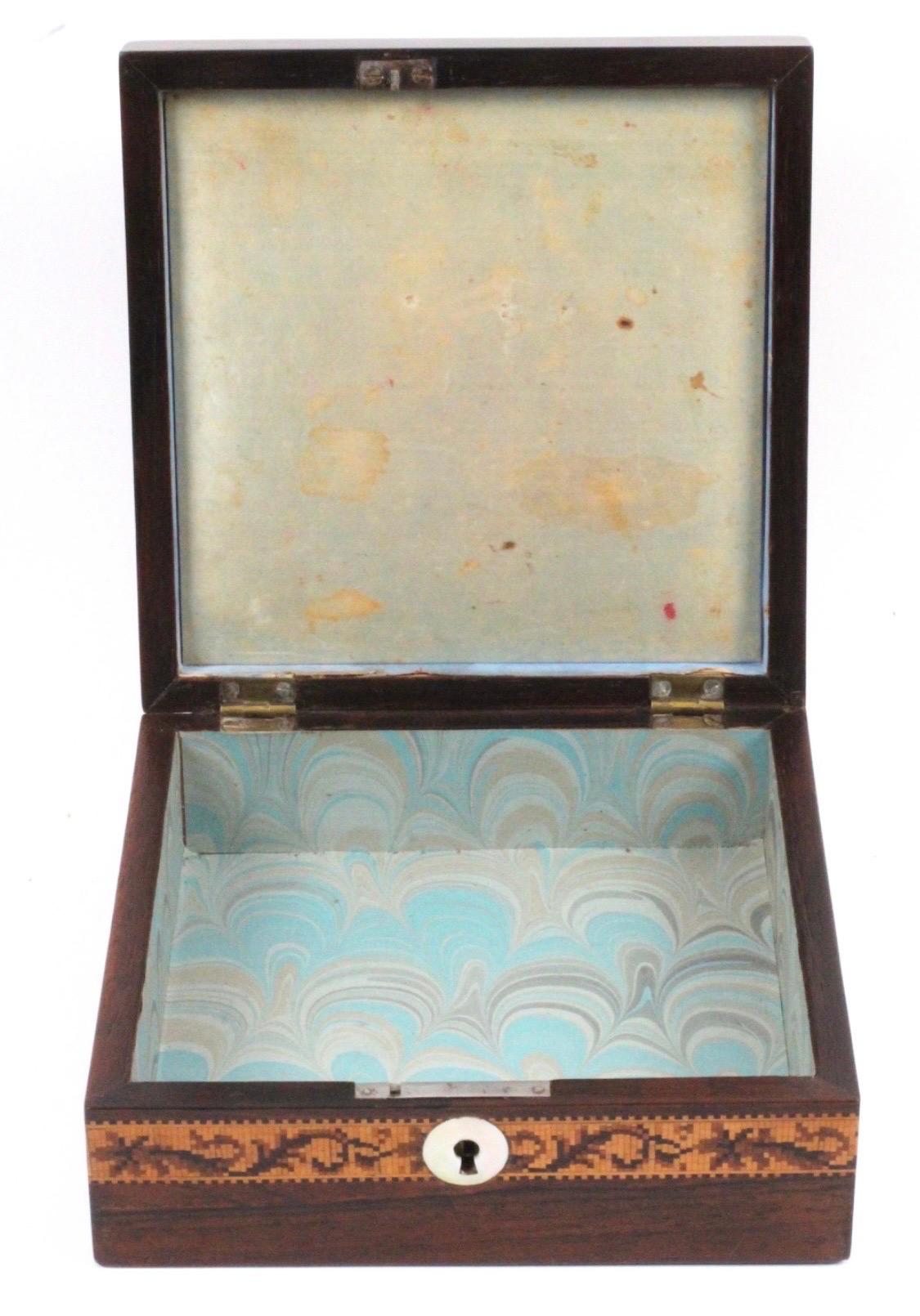 Britannique Boîte à mouchoirs en bois de rose de Tunbridge Ware de forme carrée avec fleurs au centre en vente