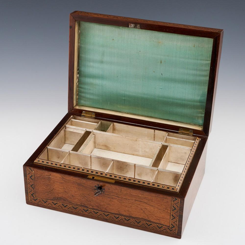 Tunbridge Ware Nähkästchen mit topographischem Mosaik der Burg Eridge, um 1860

Zusätzliche Informationen:
Überschrift: Tunbridge Ware - Ein Nähkasten mit topografischem Mosaik von Eridge Castle
Datum : c1860
Zeitraum : Viktorianisch
Herkunft: