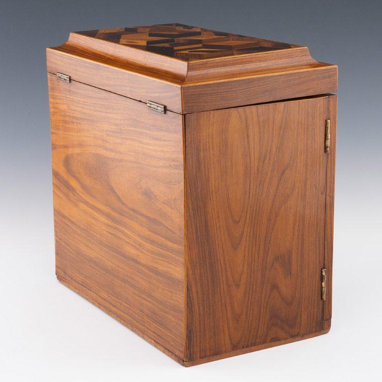 Armario de costura Tunbridge Ware con cubilete c1840 en venta 3