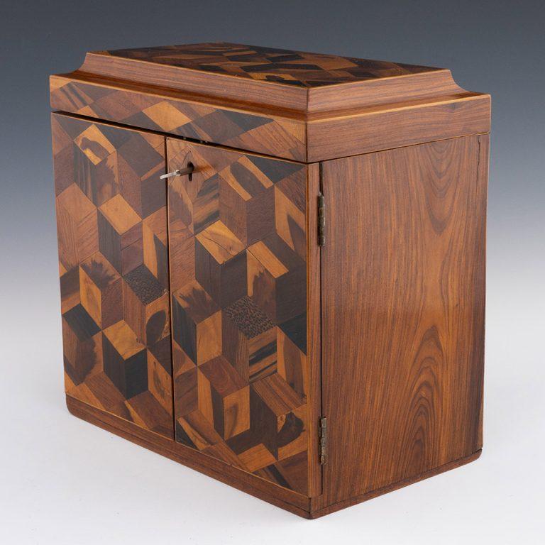 Armario de costura Tunbridge Ware con cubilete c1840 en venta 1