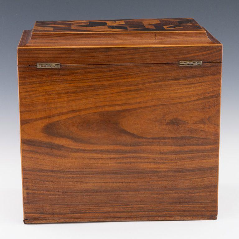 Armario de costura Tunbridge Ware con cubilete c1840 en venta 2