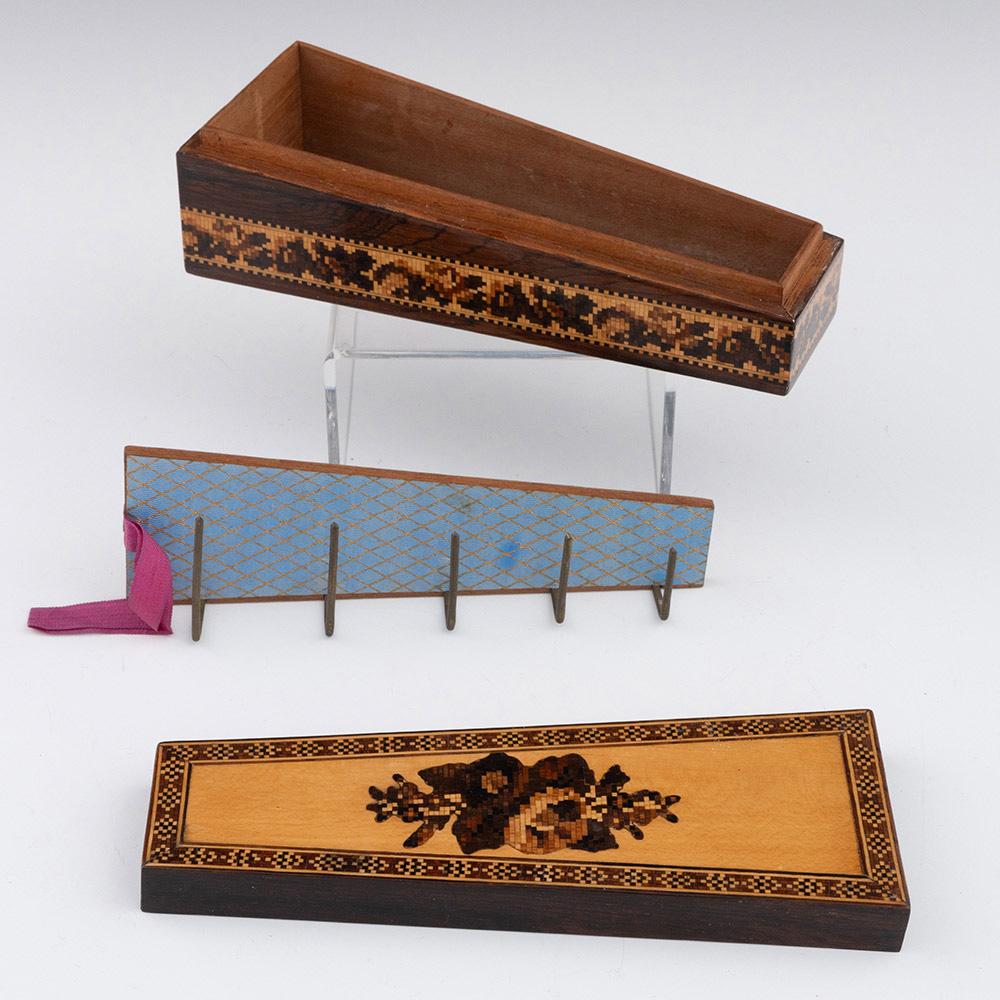 Heading : Tunbridge ware spool holder with floral mosaic

Date : c1880

Period : Victoria

Origin : Tunbridge Wells, Kent

Decoration : Central floral mosaic with geometric border. Side panels with floral mosaic banding and dentil strining. Interior