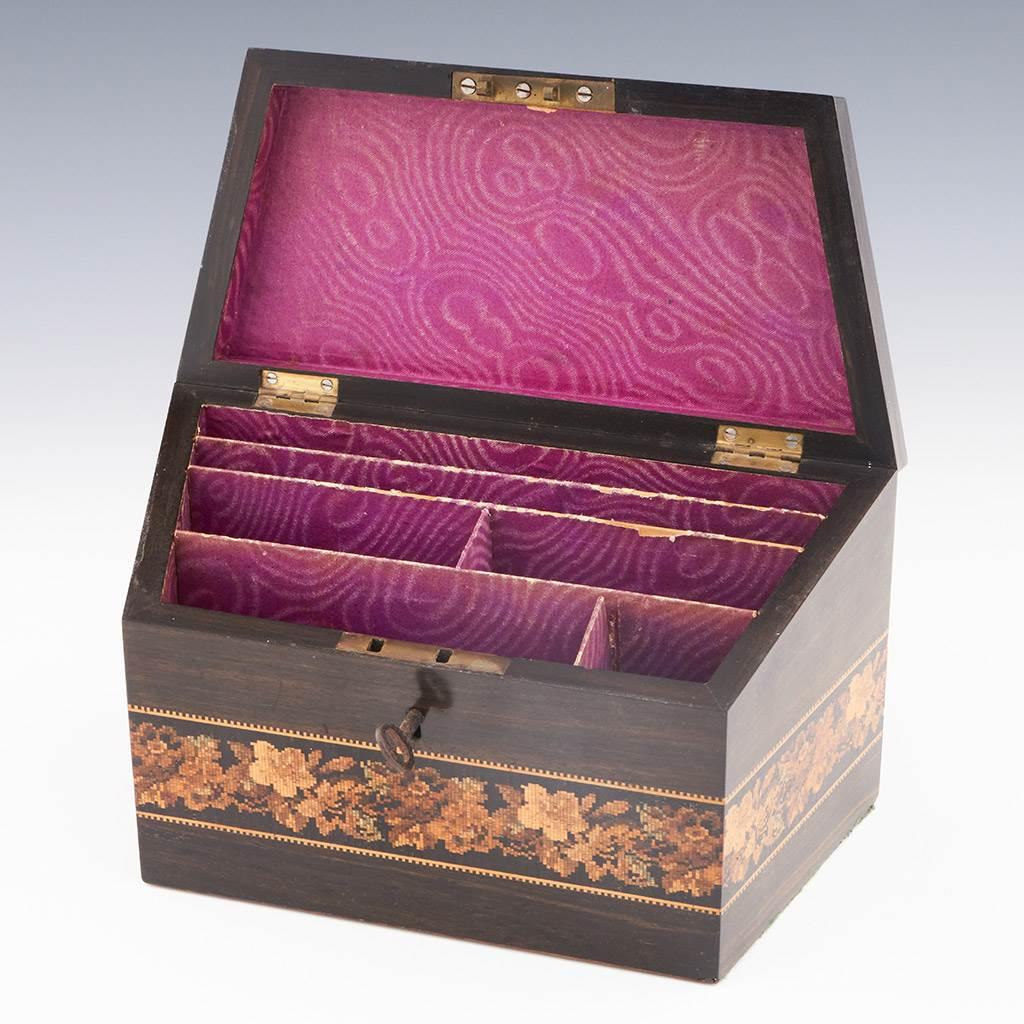 Heading : Tunbridge Ware - Boîte à papeterie en forme de coin avec des cubes isométriques et une mosaïque florale vers 1870
Date : c1870
Période : Victorienne
Origine : Tunbridge Wells - Thomas Barton
Décoration : sur le dessus du couvercle, des