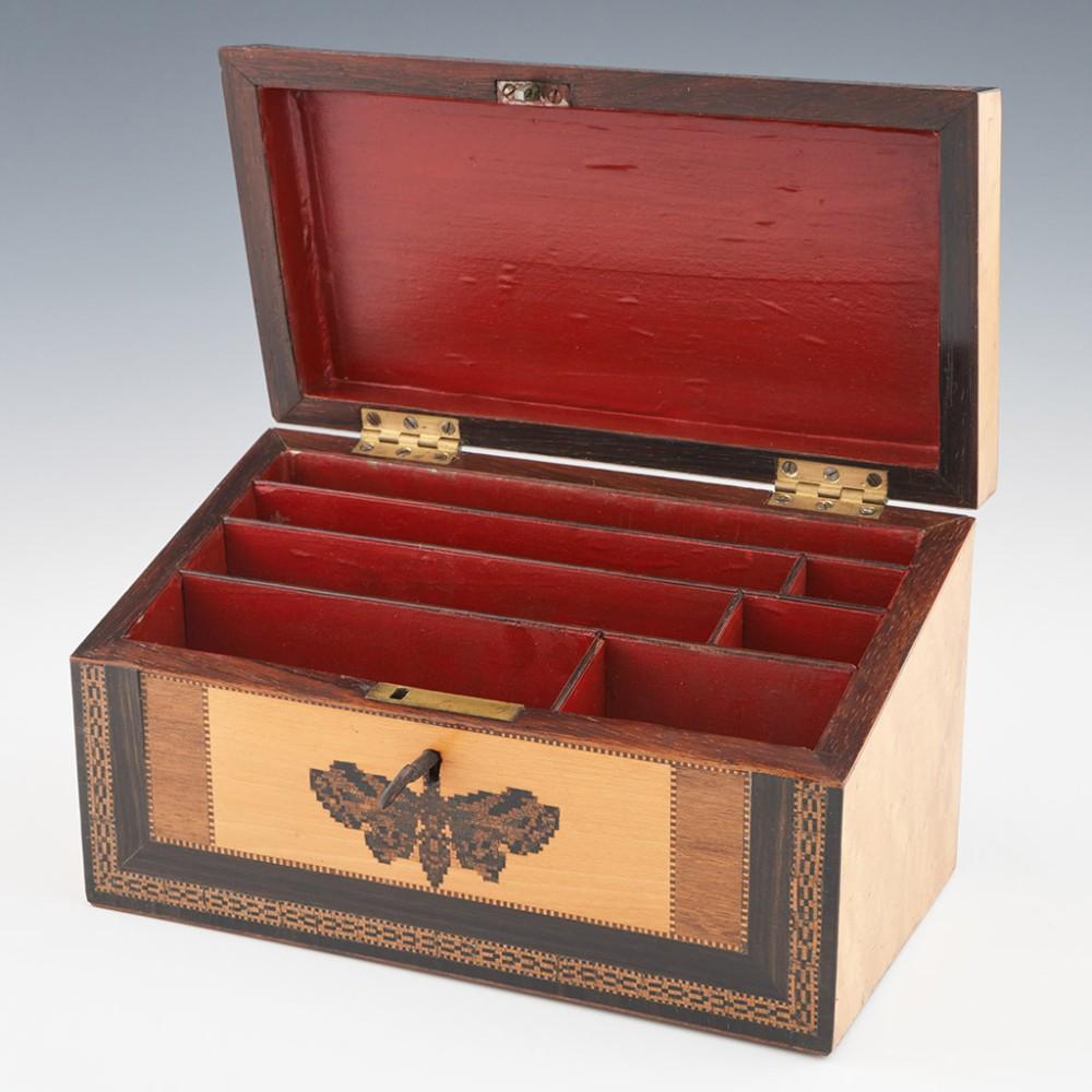 Intitulé : Boîte à papier de Tunbridge ware avec image du château d'Eridge.
Date : c1850
Période : Victoria
Origine : Tunbridge Wells. Kent
Décoration : mosaïque centrale du château d'Eridge dans une bordure naturaliste. Les panneaux avant sont