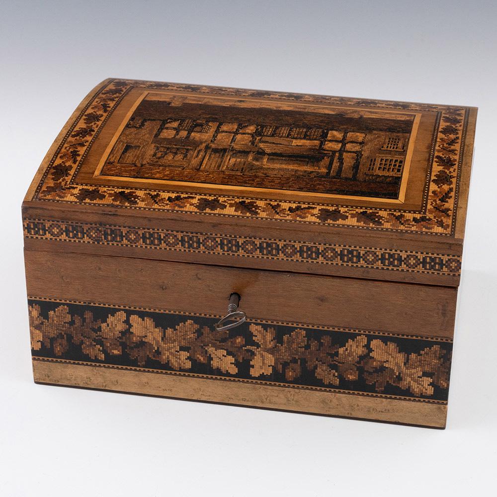 Überschrift : Tunbridge ware Schreibwarenbox mit Mosaikbild von Shakespeares Geburtshaus

Datum : um 1870

Zeitraum : Victoria

Herkunft: Tunbridge Wells, Kent

Dekoration: Rechteckiger Kasten mit niedrigem, abgerundetem und quadratischem Deckel.