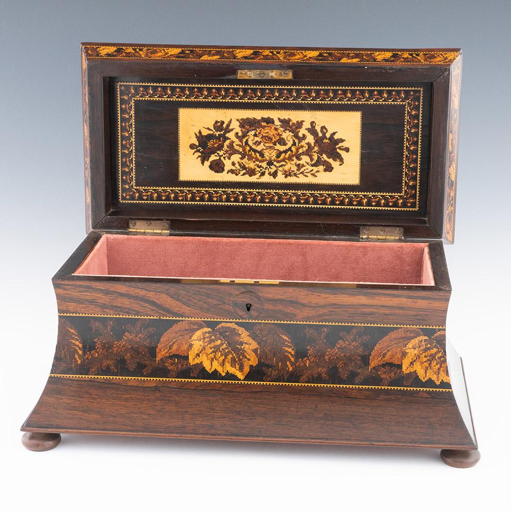 Titolo : Scatola da tè Tunbridge Ware convertita con immagine del castello di Carew

Data: c1860

Periodo: Vittoriano

Origine : Tunbridge Wells, Kent