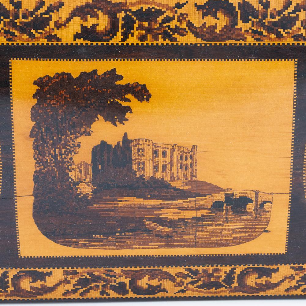 Metà XIX secolo Tunbridge Ware Tea Caddy Immagine del castello di Carew del 1860 circa in vendita