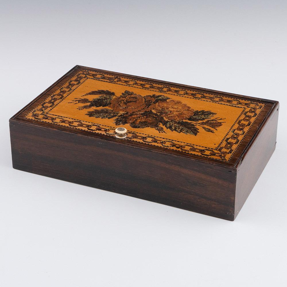 Titolo : Scatola da lavoro Tunbridge Ware di Edmund Nye, 1860 ca.

Data: c1860

Periodo : Vittoria

Origine : Tunbridge Wells, Kent

Decorazione : Mosaico floreale centrale con un forte uso di Greene & Greene. Bordo a catena. L'etichetta alla base
