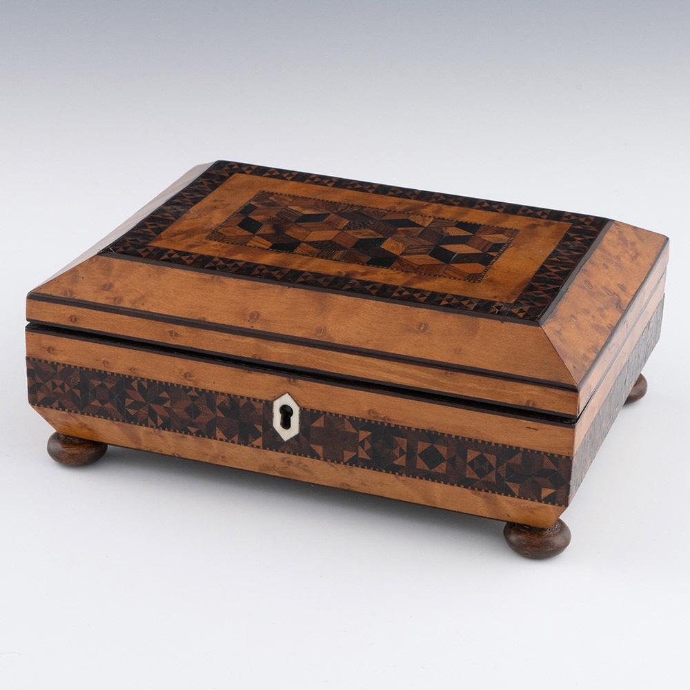 Intitulé : Boîte de travail Tunbridge ware avec cubes de perspective

Date : c1840

Période : Victoria

Origine : Tonbridge ou Tunbridge Wells, Kent

Décoration : Cube en perspective centrale dans des lignes de clés, bordure de baguettes. Panneaux