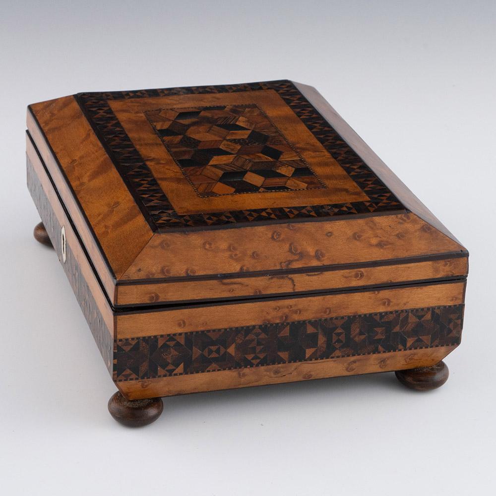 Début de l'époque victorienne Boîte à ouvrage de Tunbridge Ware avec cubes de perspective vers 1840