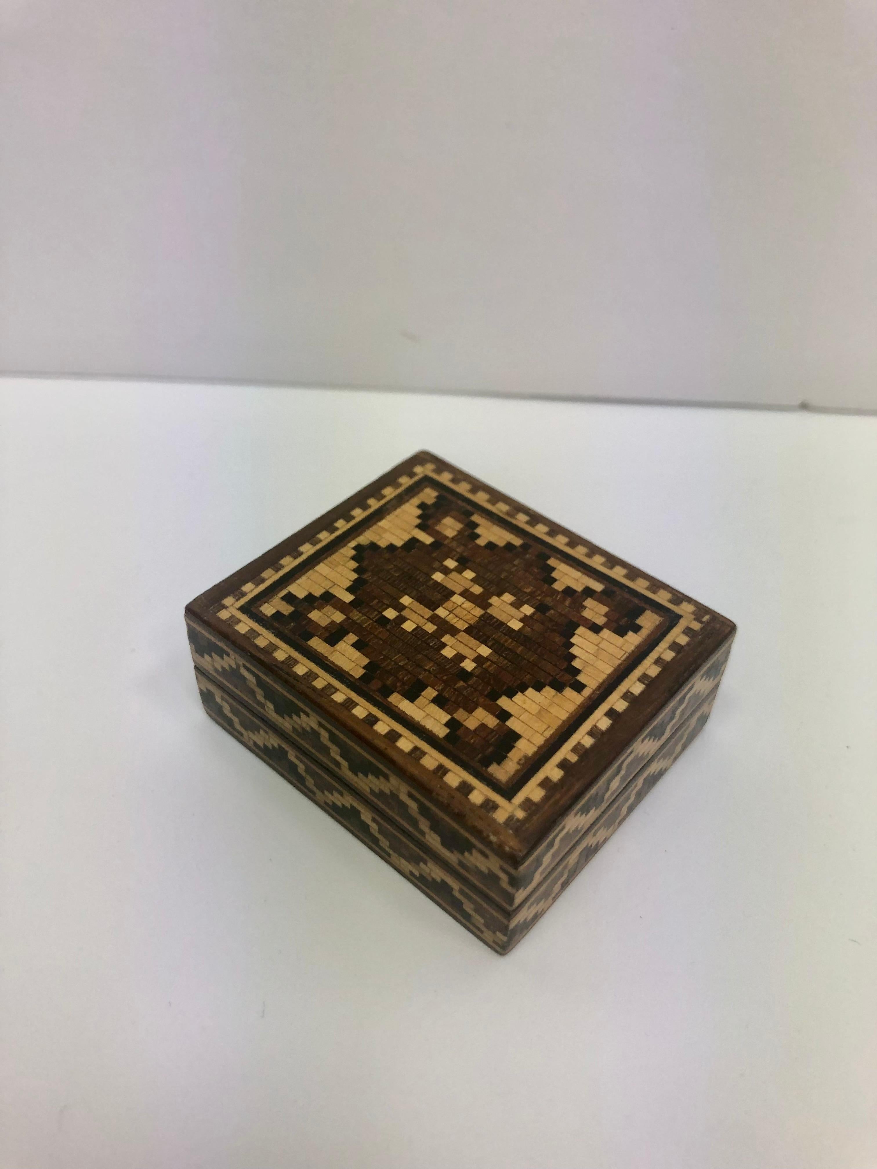 Caja de baratijas de madera Tunbridge fabricada en Inglaterra en la década de 1870. Tunbridge Ware es una forma de artesanía en madera con incrustaciones decorativas, normalmente en forma de cajas, característica de Tonbridge y de la ciudad