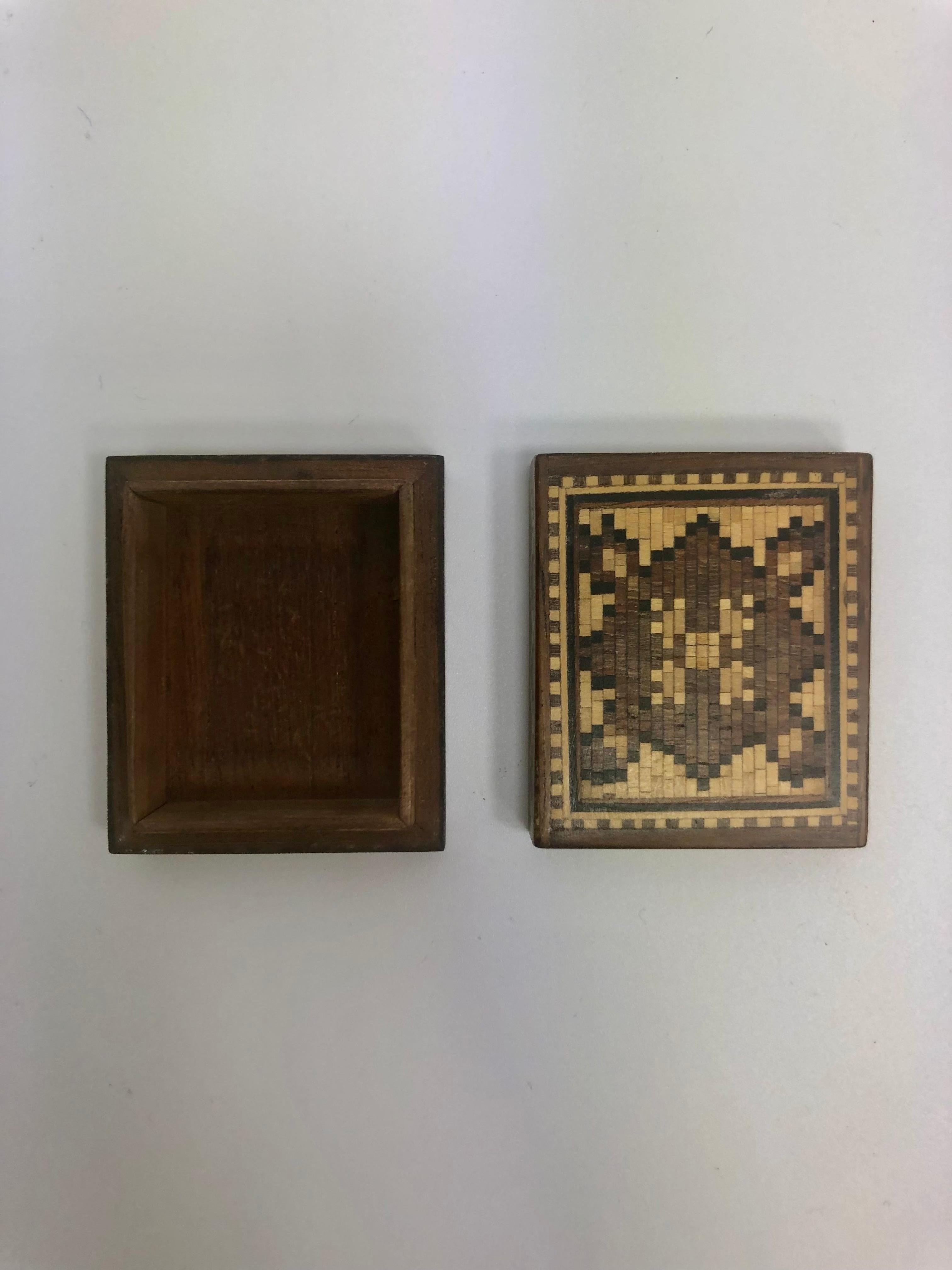 Caja de baratijas de madera Tunbridge Inglaterra, 1870 en Bueno estado para la venta en Stamford, CT
