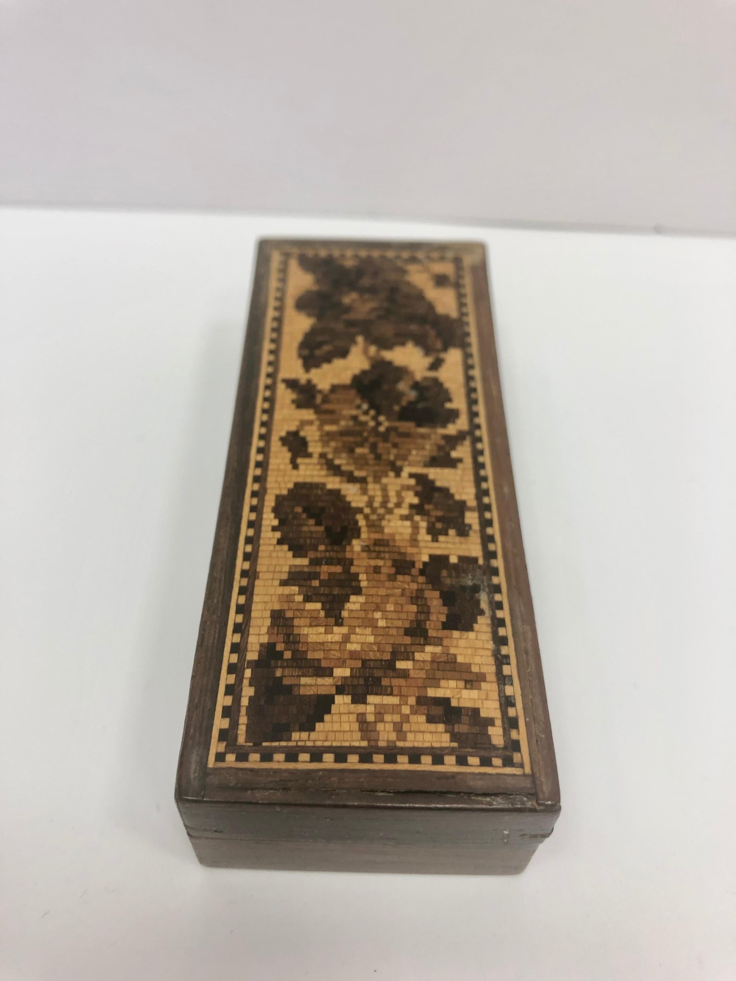 Caja de baratijas Tunbridge fabricada en Inglaterra en la década de 1870. Diseño floral de madera. Caja de baratijas de madera Tunbridge fabricada en Inglaterra en la década de 1870. Tunbridge Ware es una forma de artesanía en madera con