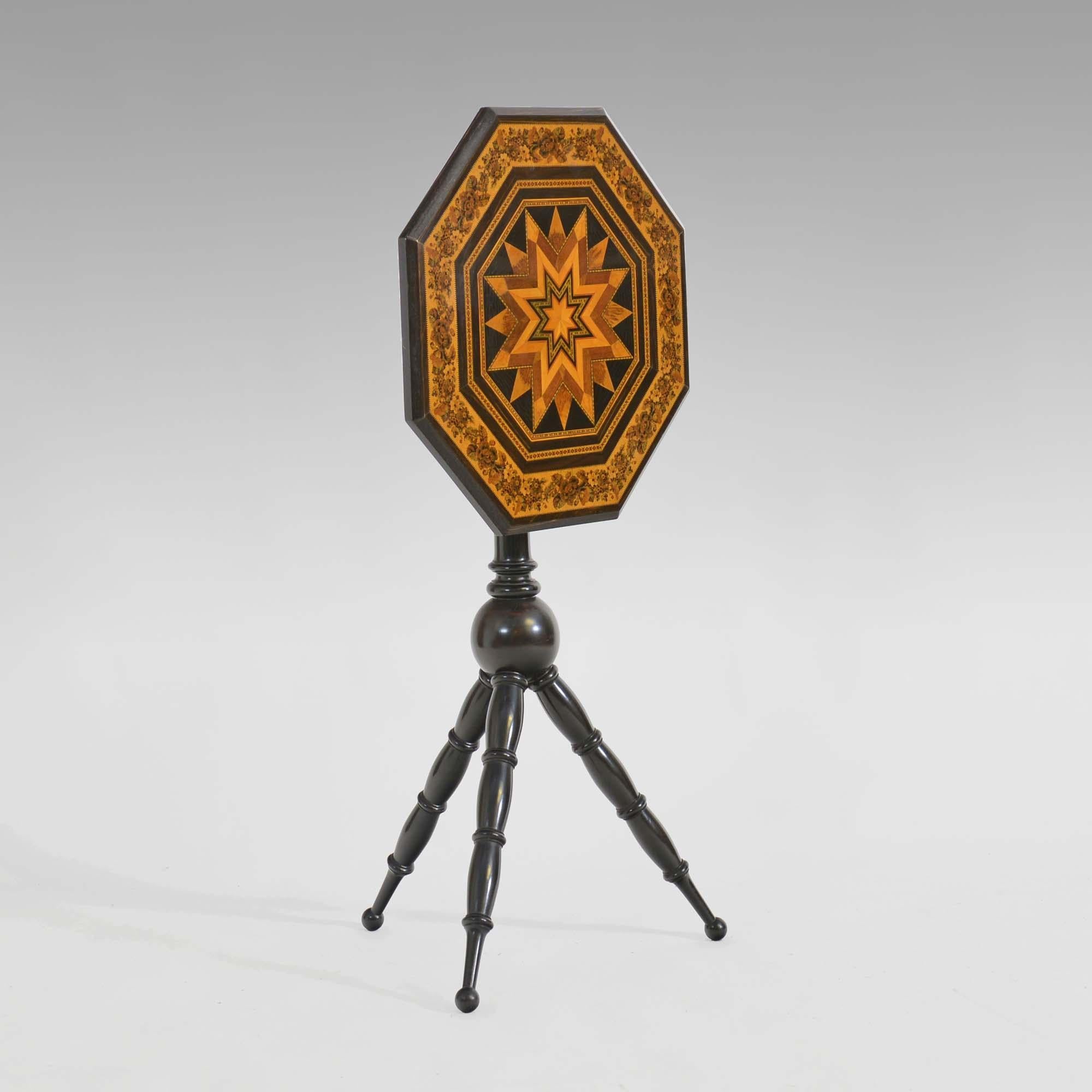 Table tripode en tunbridgeware par Thomas Barton.   Le plateau octogonal avec un bord moulé en pouce de coromandel à une large bordure de mosaïque florale tessellée autour des quatre étoiles à huit pointes en parquet Van Dyke superposées.