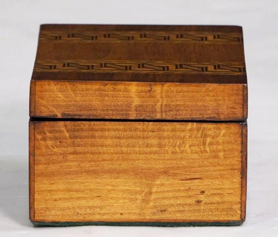 Boîte rectangulaire Tunbridgeware en bois incrusté d'Angleterre en vente 4