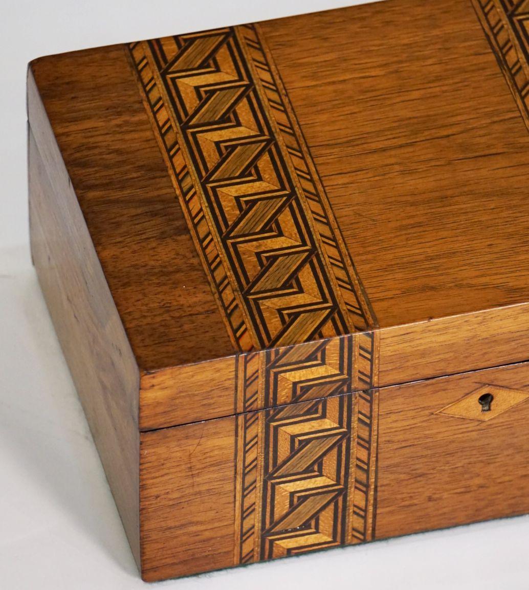 Boîte rectangulaire Tunbridgeware en bois incrusté d'Angleterre en vente 5