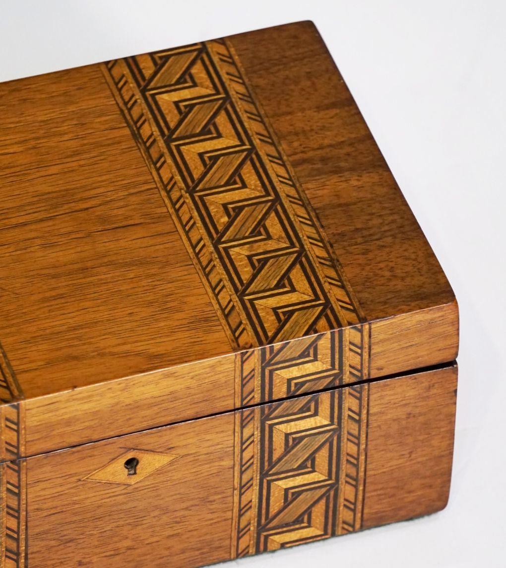 Boîte rectangulaire Tunbridgeware en bois incrusté d'Angleterre en vente 6
