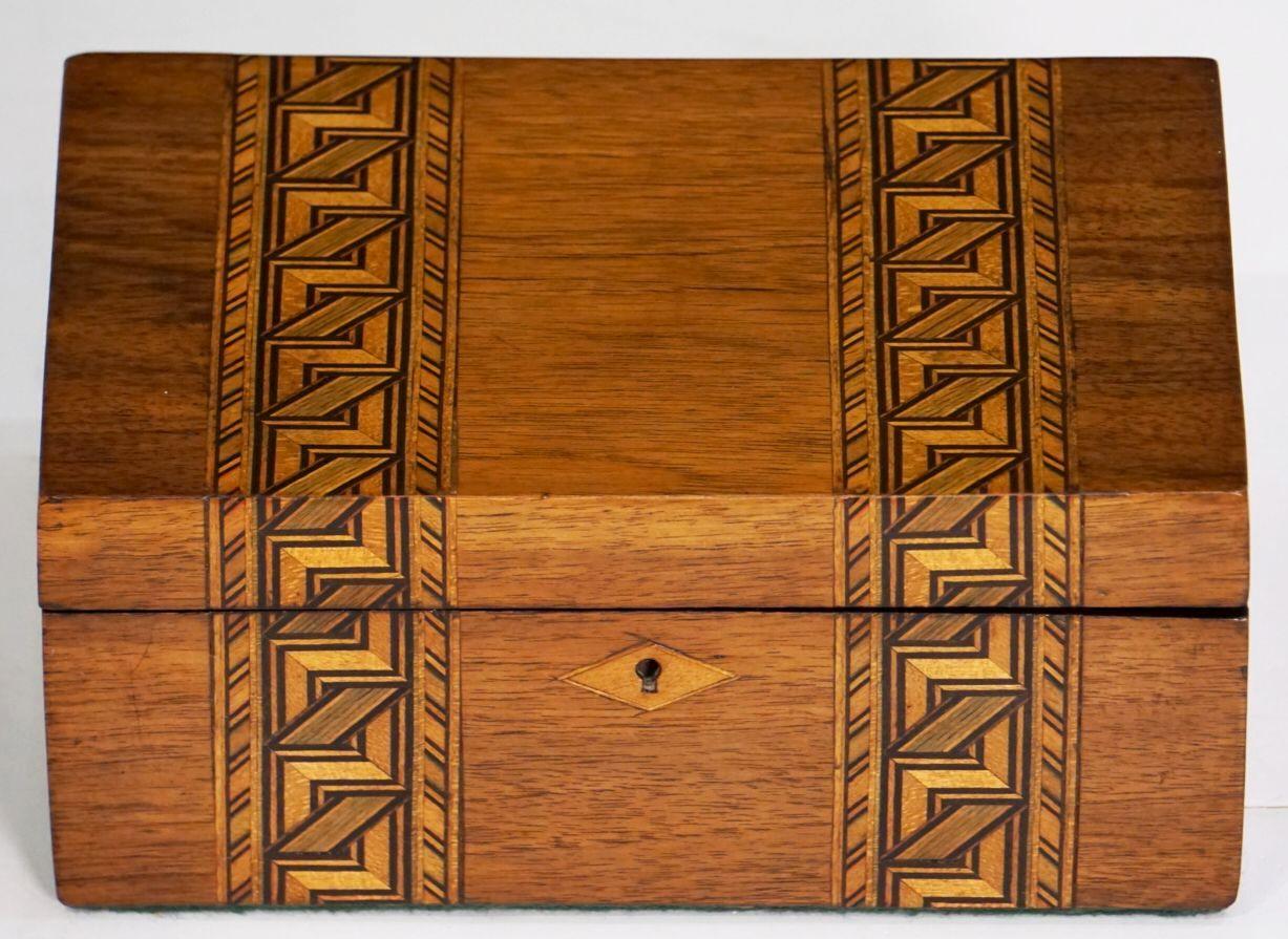 Boîte rectangulaire Tunbridgeware en bois incrusté d'Angleterre Bon état - En vente à Austin, TX