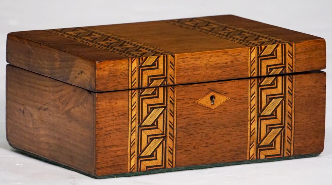Boîte rectangulaire Tunbridgeware en bois incrusté d'Angleterre en vente 1