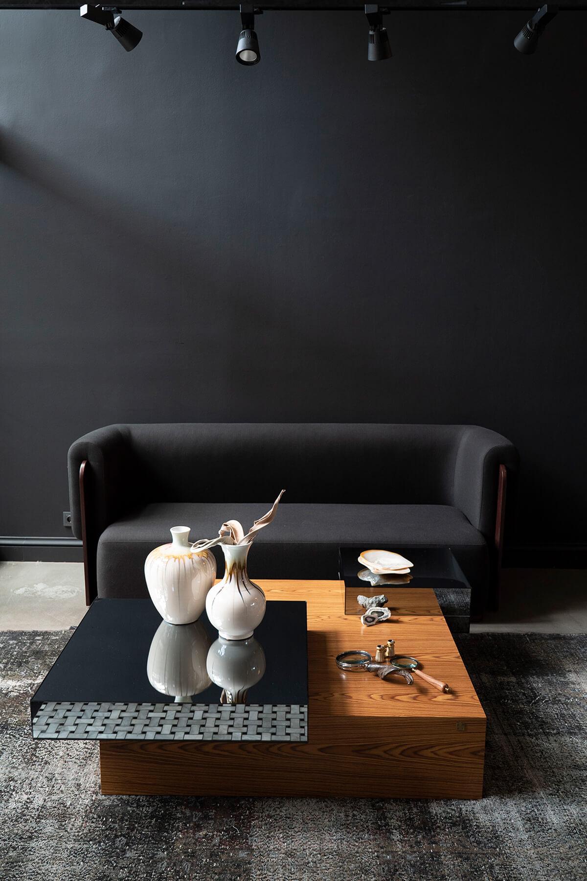 Der TUNÇ COFFEE TABLE ist ein Favorit der Fans geometrischer Formen und zieht durch die Verwendung verschiedener MATERIALIEN und Farbpaletten die Aufmerksamkeit auf sich. Sein Design, das ein Gefühl von Bewegung und Erkundung vermittelt, ist der