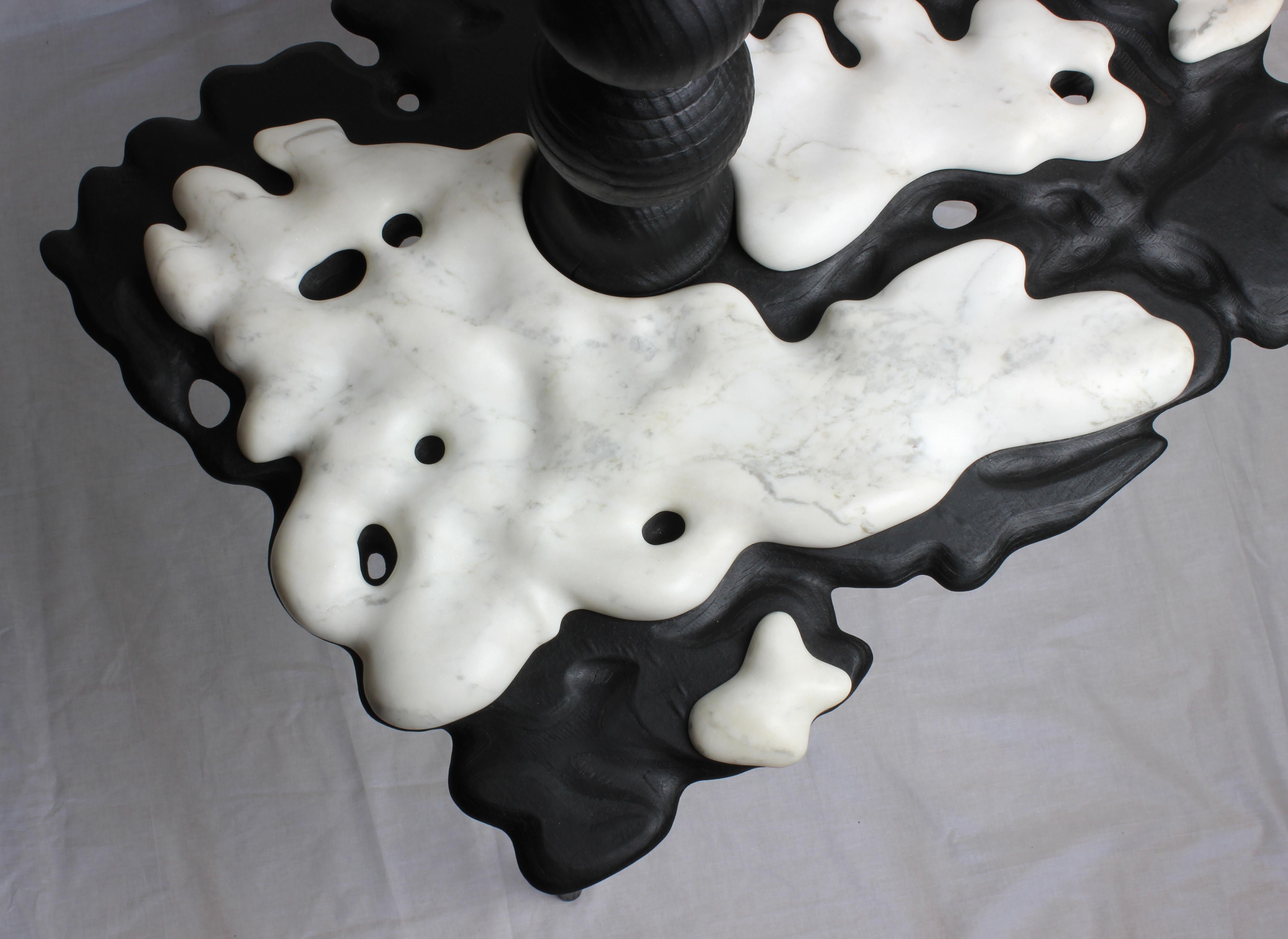 Tundra - Lampadaire sculpté, lampadaire en bois brûlé et marbre de récupération en vente 2
