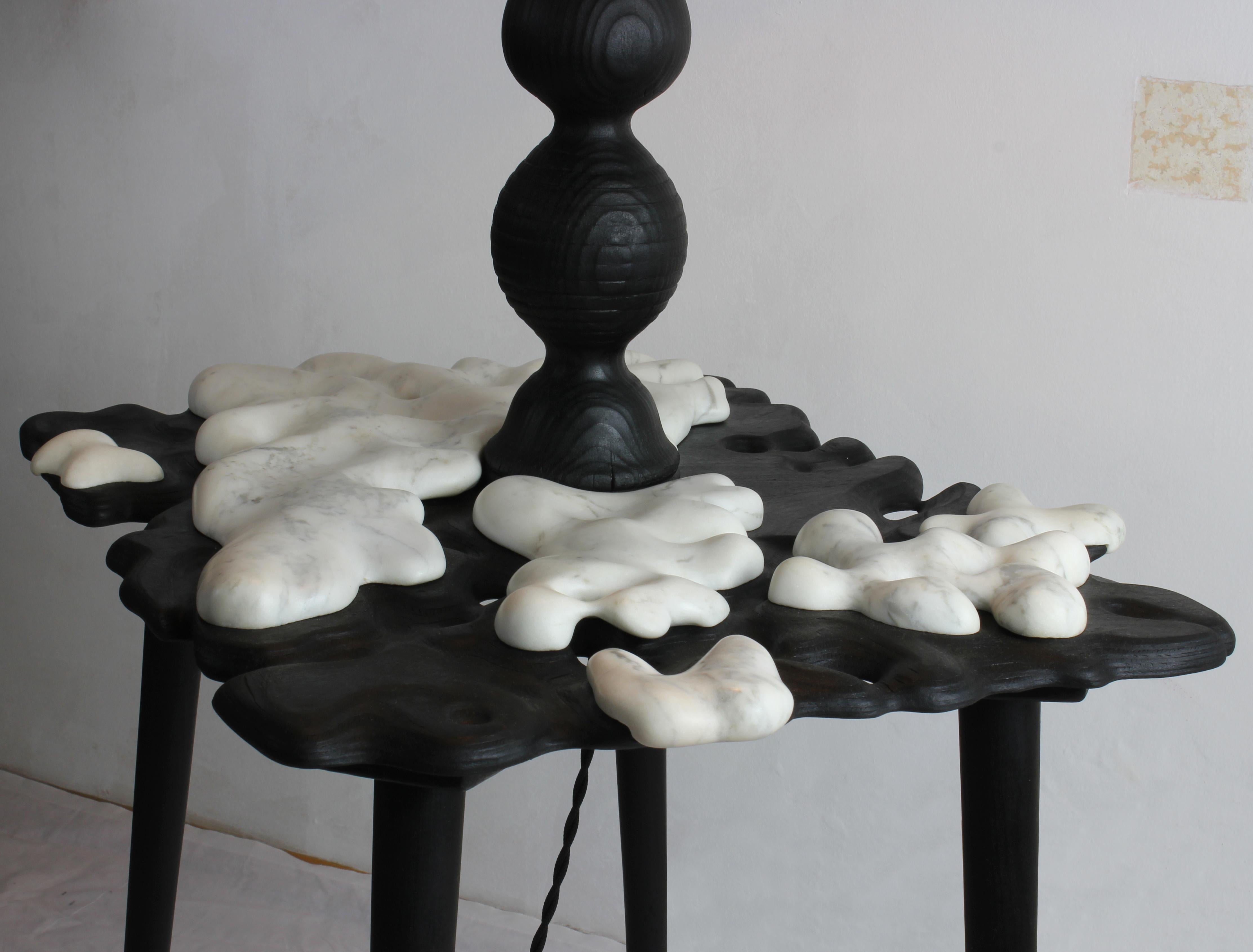 Tundra - Lampadaire sculpté, lampadaire en bois brûlé et marbre de récupération en vente 3