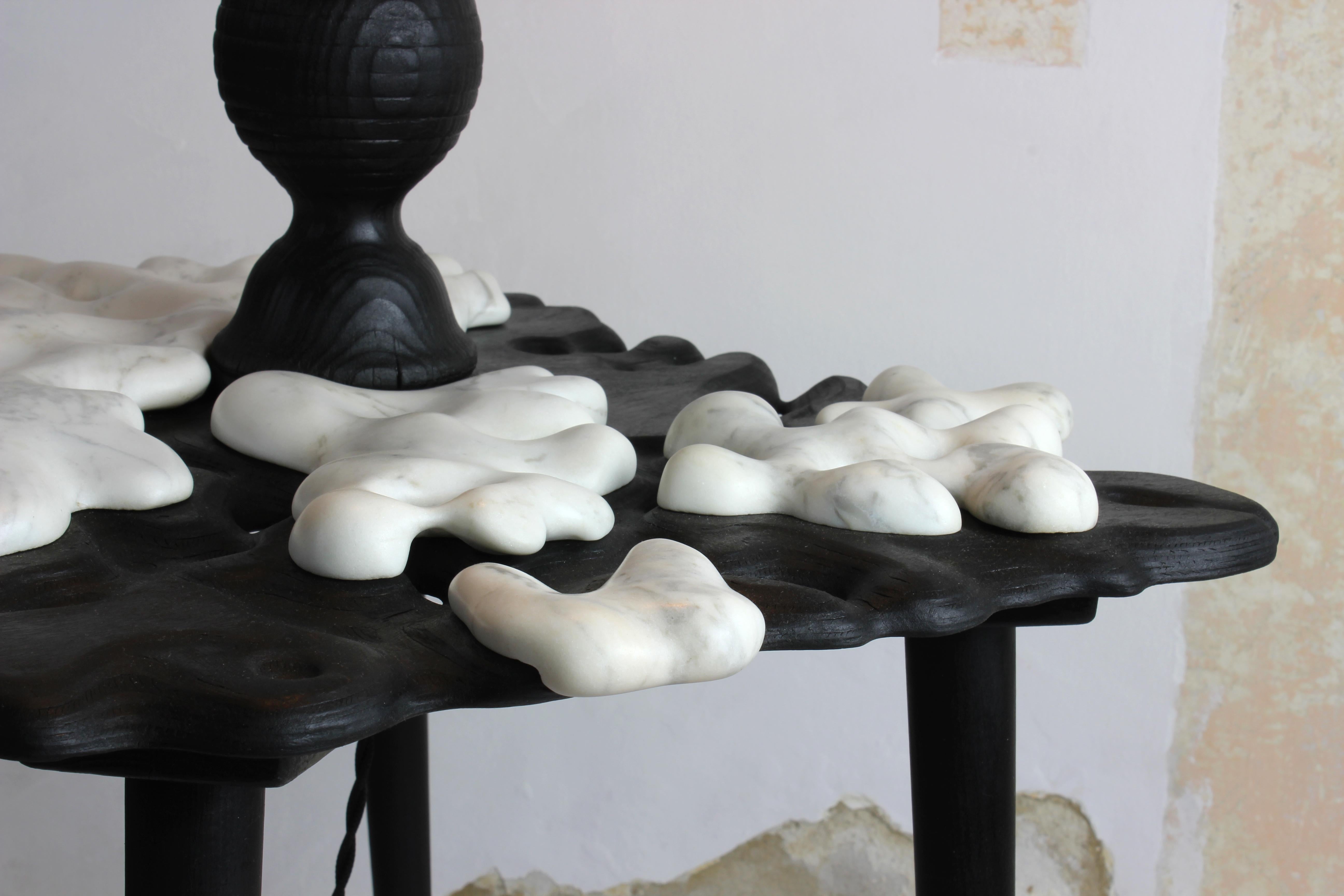 Tundra - Lampadaire sculpté, lampadaire en bois brûlé et marbre de récupération en vente 4