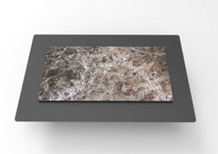 Tavolino scultoreo in acciaio e marmo Tungen di Jan Garncarek