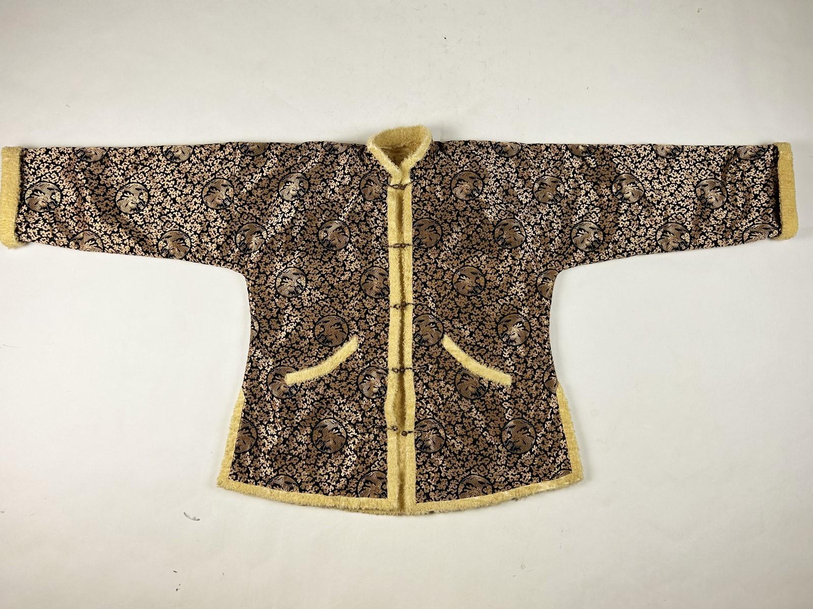 Veste tunique en soie lampas et fourrure d'agneau bouclée - Chine Circa 1930 en vente 6