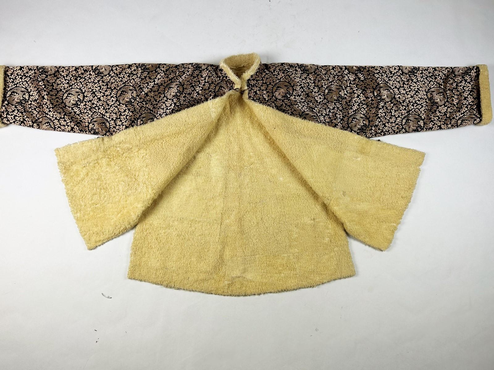 Veste tunique en soie lampas et fourrure d'agneau bouclée - Chine Circa 1930 en vente 7