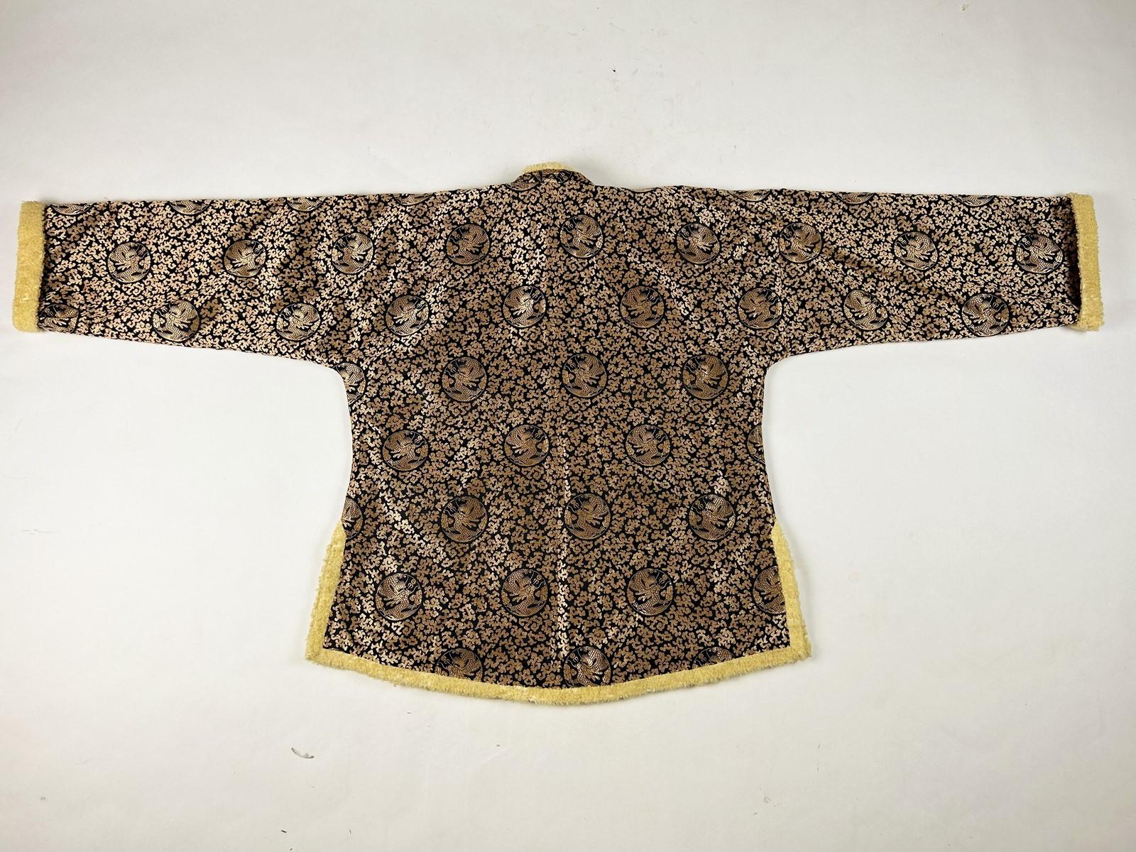 Tunika-Jacke aus Seiden lampas und geschwungenem Lammfell - China um 1930 im Angebot 9