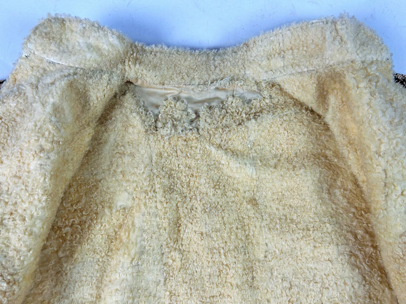 Veste tunique en soie lampas et fourrure d'agneau bouclée - Chine Circa 1930 en vente 12