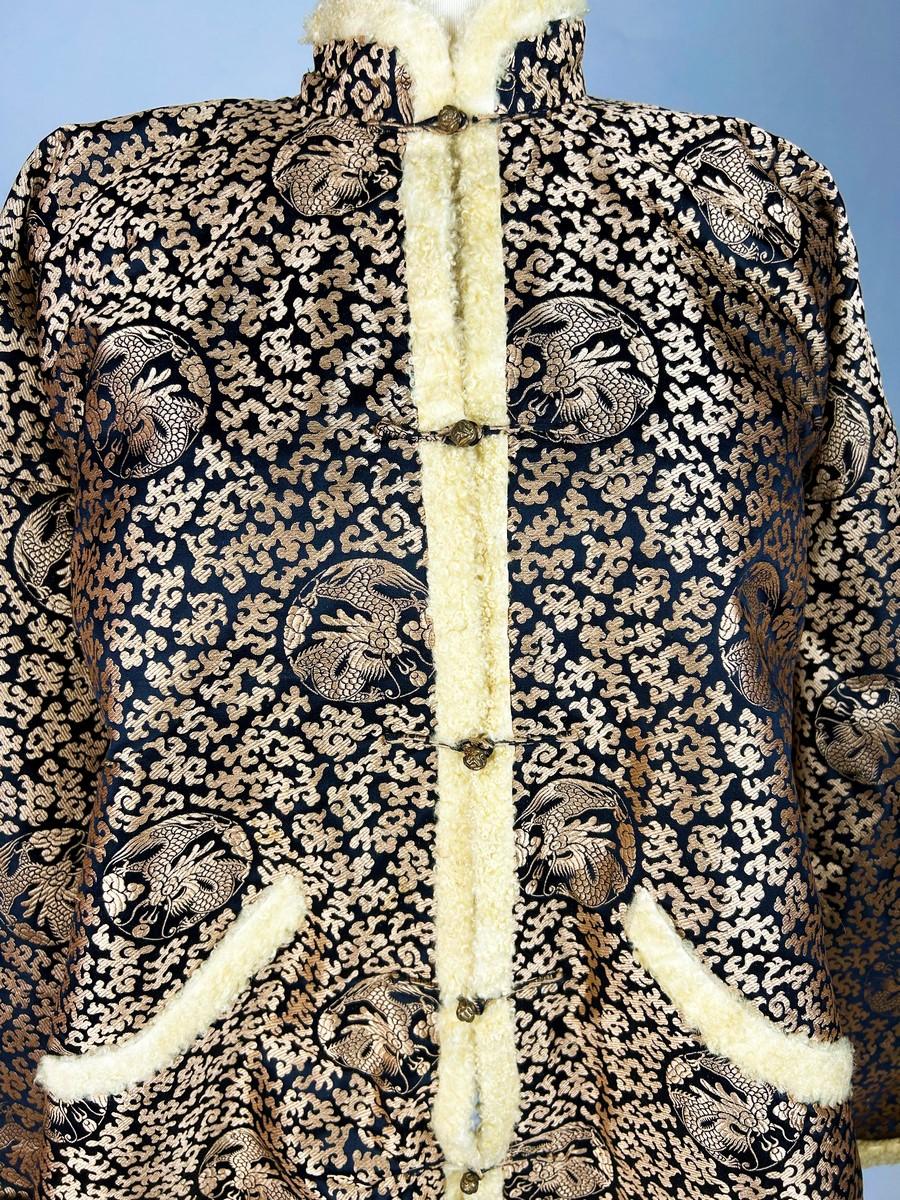 Tunika-Jacke aus Seiden lampas und geschwungenem Lammfell - China um 1930 (Beige) im Angebot