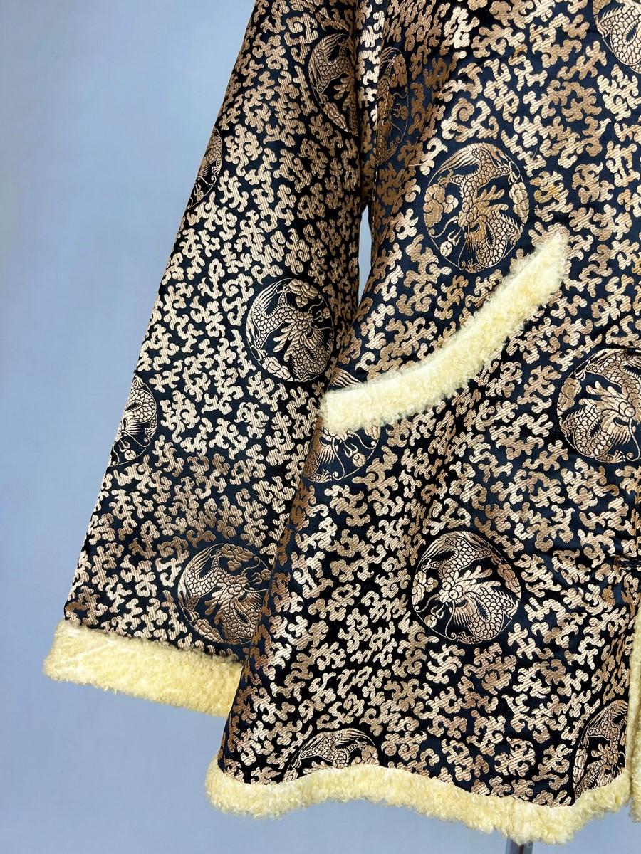 Veste tunique en soie lampas et fourrure d'agneau bouclée - Chine Circa 1930 Unisexe en vente