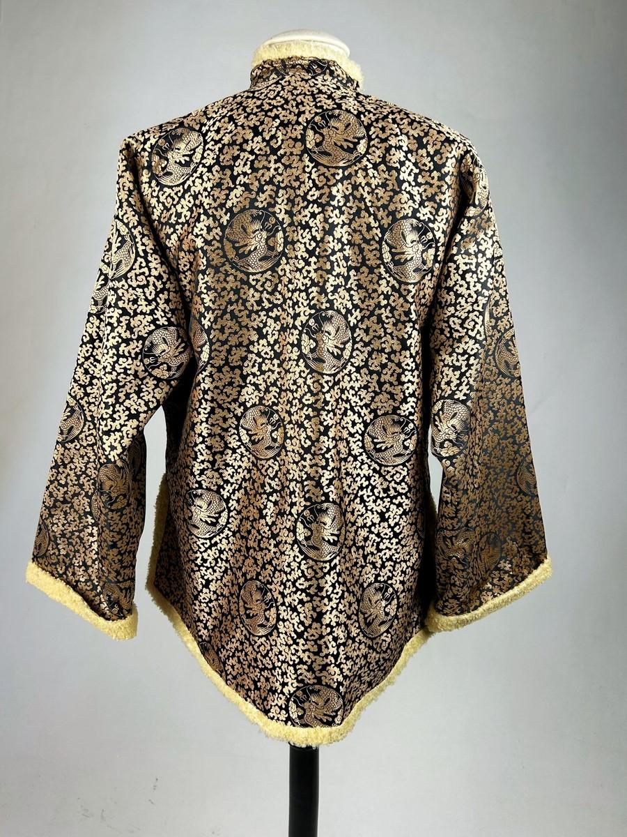 Tunika-Jacke aus Seiden lampas und geschwungenem Lammfell - China um 1930 im Angebot 2