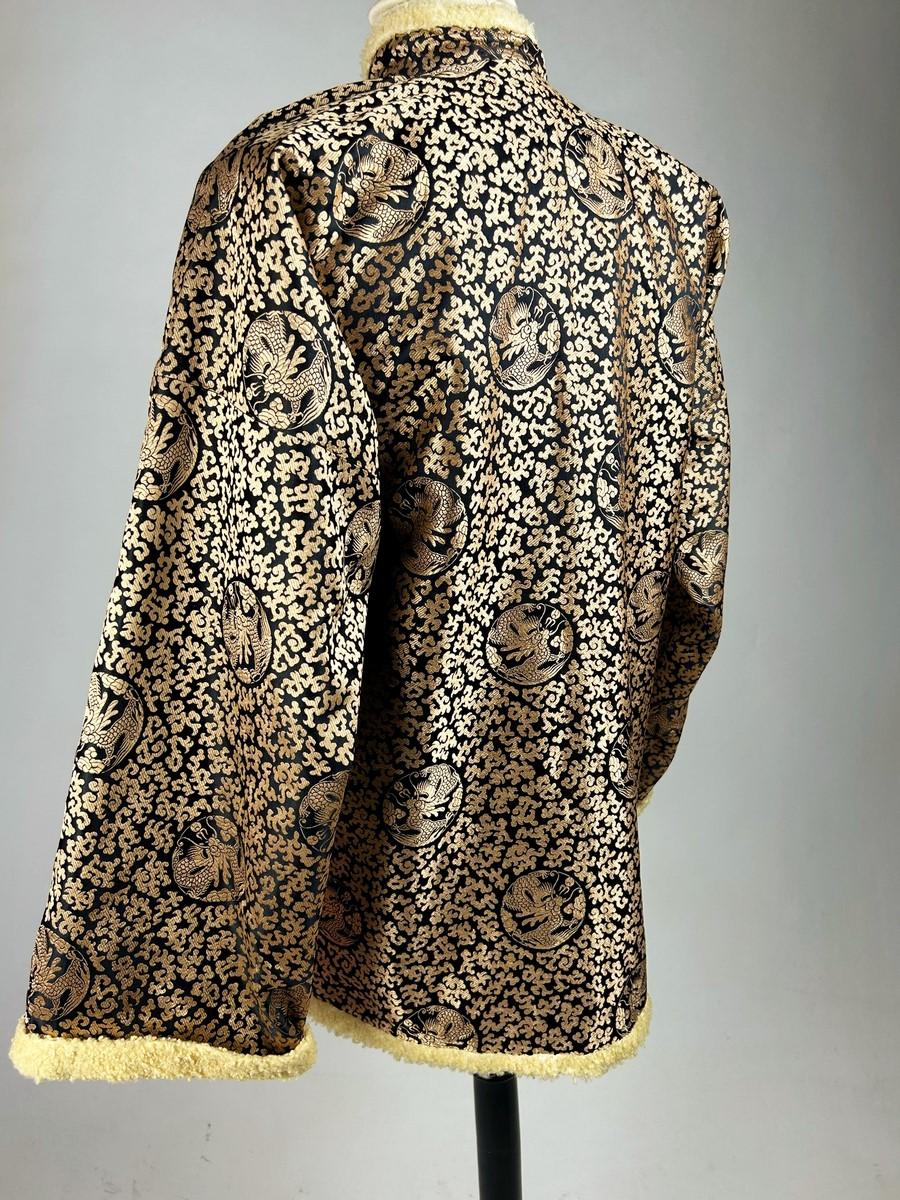 Veste tunique en soie lampas et fourrure d'agneau bouclée - Chine Circa 1930 en vente 3
