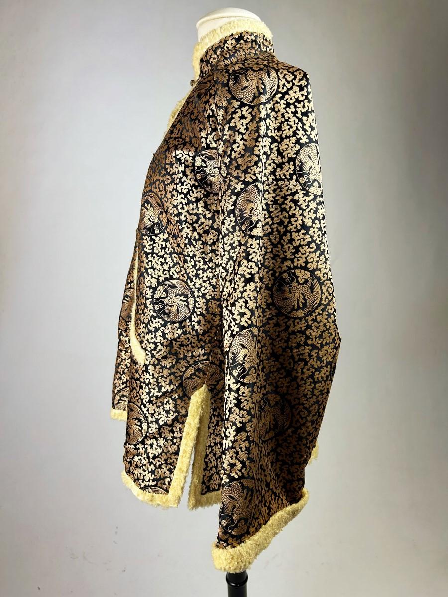 Tunika-Jacke aus Seiden lampas und geschwungenem Lammfell - China um 1930 im Angebot 4