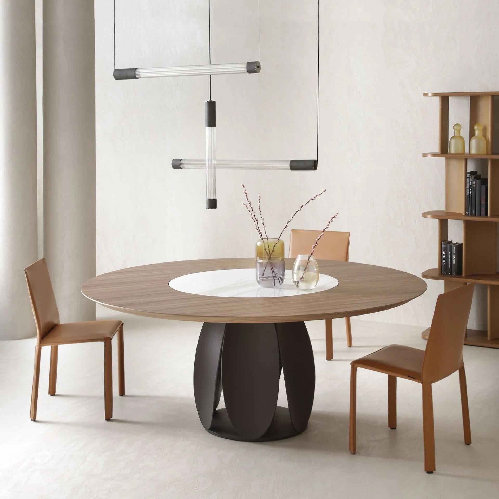 Lampada a sospensione Tunnel di Morica Design
Dimensioni: D. 6,5 x H. 64 cm
Materiali: Vetro, metallo.

Lampada a sospensione a LED in vetro tubolare rigato con inserti e baldacchino in metallo nero satinato e terminali lucidi. LED COB DA 12 W.
