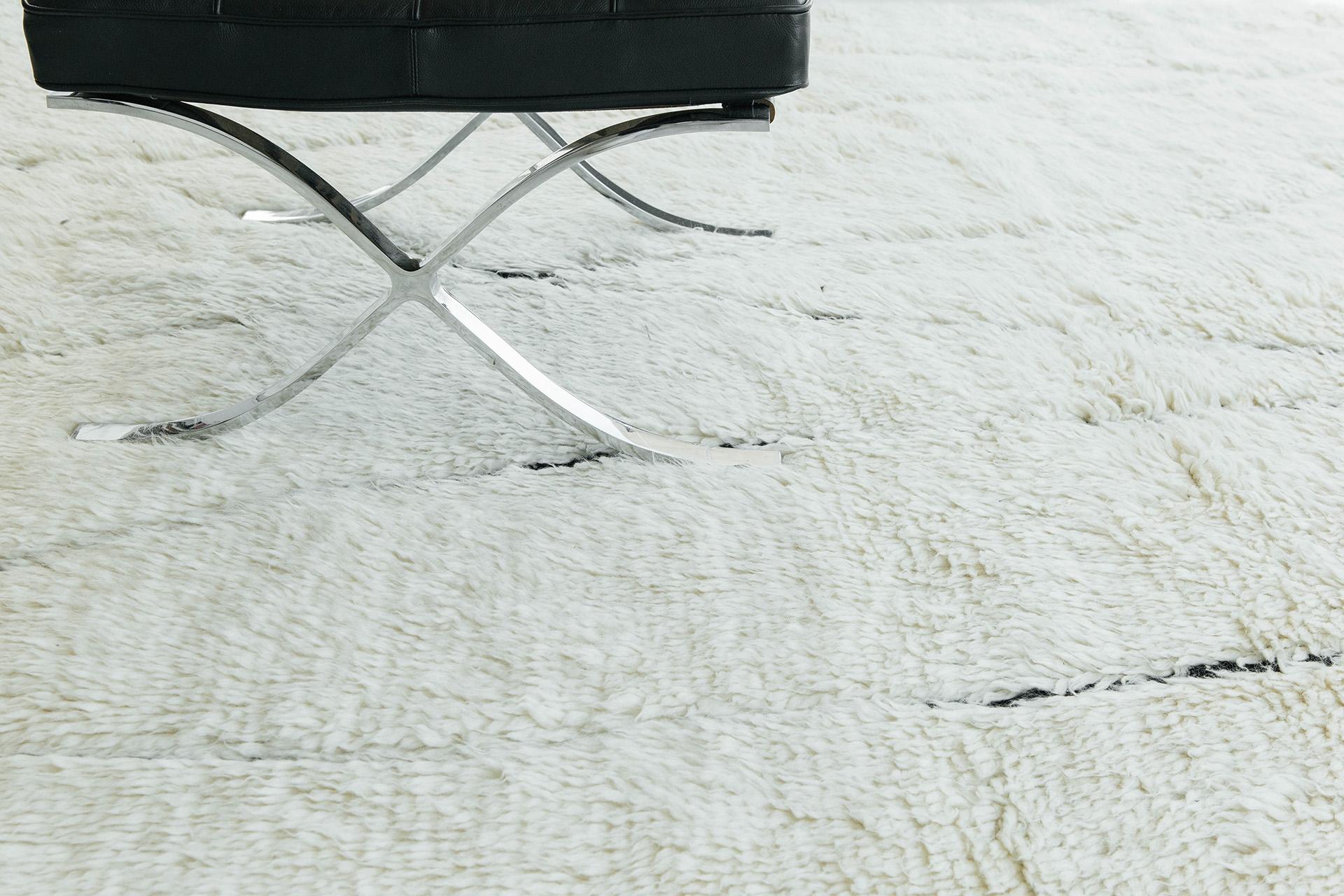 Dieser Hochflor aus handgesponnener Bio-Wolle hat genau die richtige Menge an Zotteligkeit. Die unregelmäßigen Linien verleihen diesem einzigartigen Tribal-Teppich Bewegung und Charakter.

Teppichnummer: 27235
Größe: 9' 0