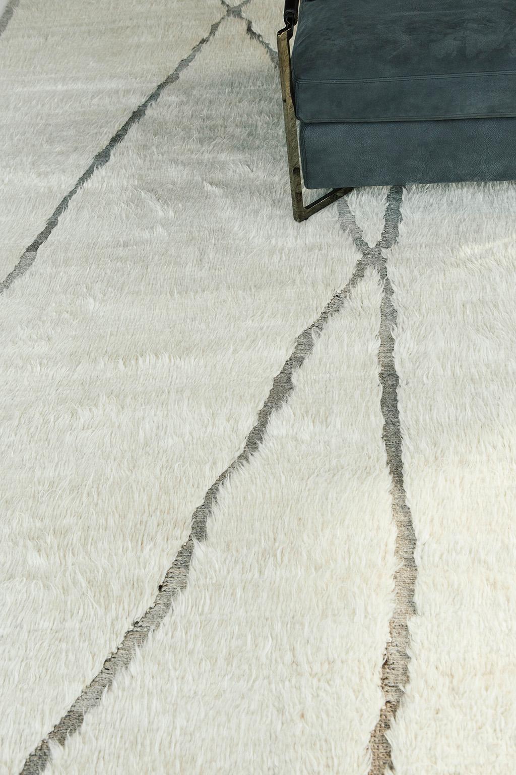 Tessuto a mano in lana di lusso, con elementi di design senza tempo e una tavolozza di colori neutri. Questo design Mehraban è un'interpretazione contemporanea di un Azilal, parte della nostra collezione Atlas. Questi tappeti in stile tribale sono