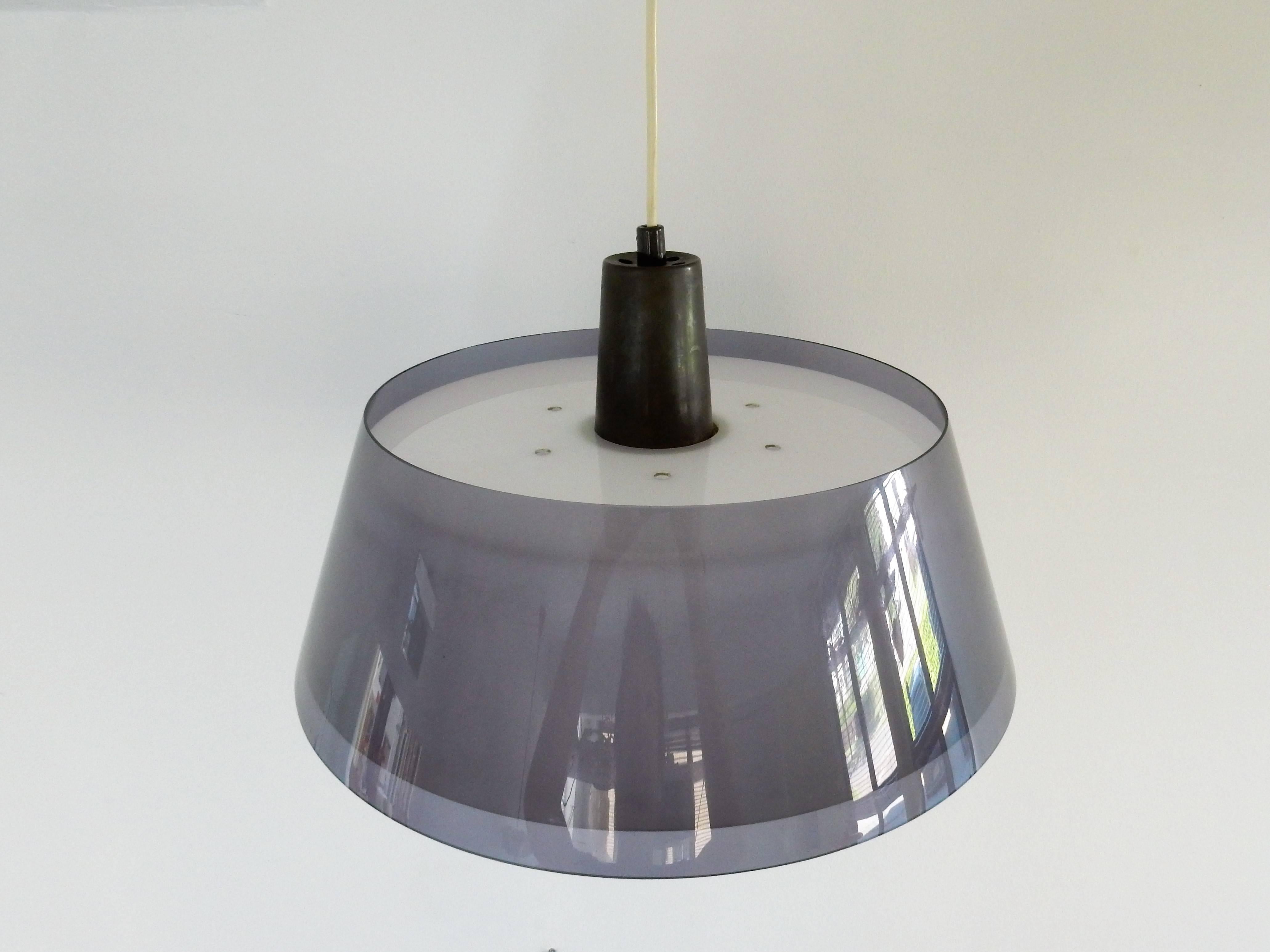 This nice grey and white acrylic pendant light was designed by Yki Nummi for Stockmann-Orno in the 1950's. The lamp is in a very good condition with some minor signs of age and use.

Yki Nummi is famous for his designs with the use of acryllics.