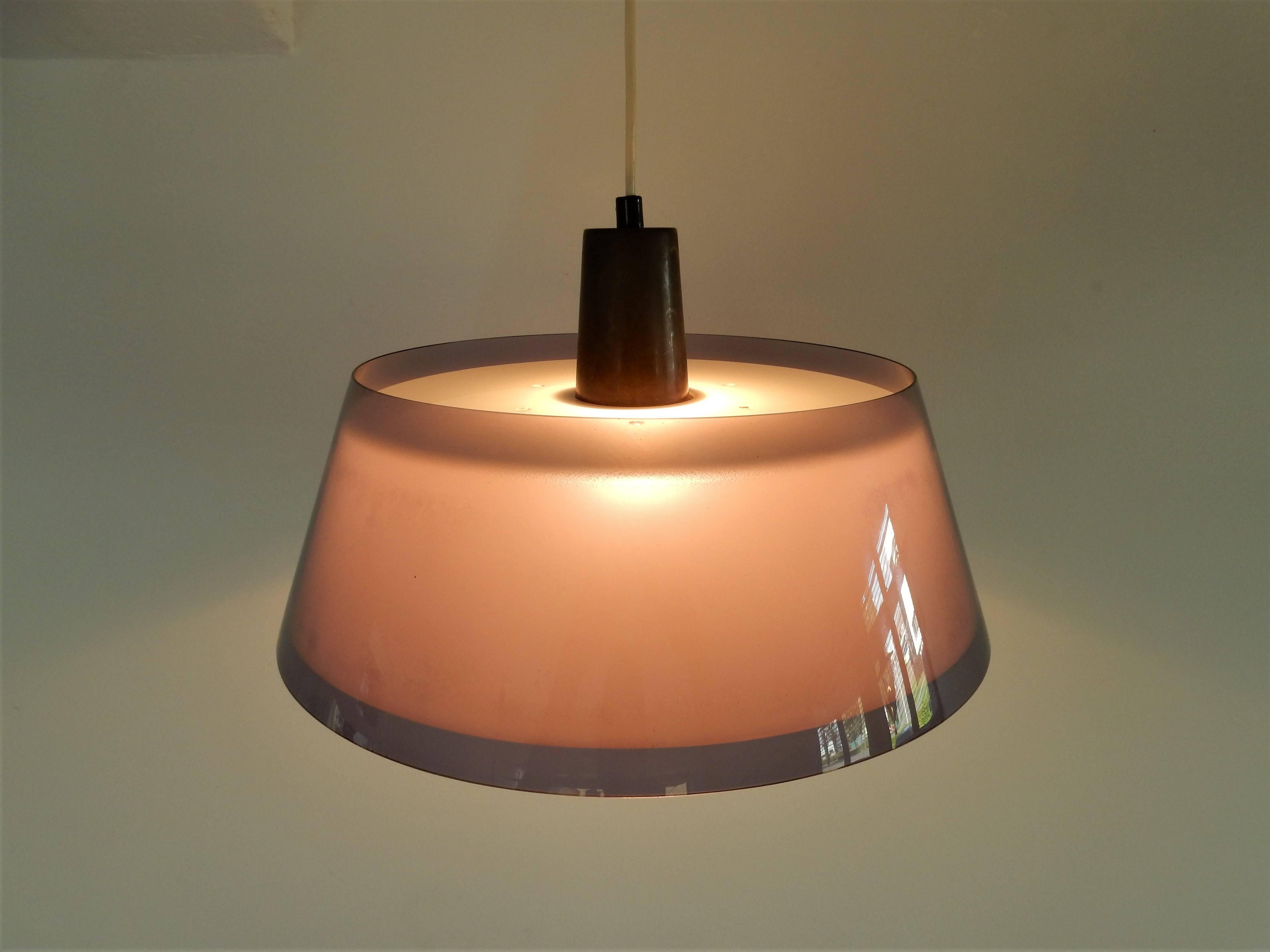 Milieu du XVIIe siècle Lampe à suspension en acrylique « Tuomas » de Yki Nummi pour Stockmann-Orno, Finlande, années 1950 en vente