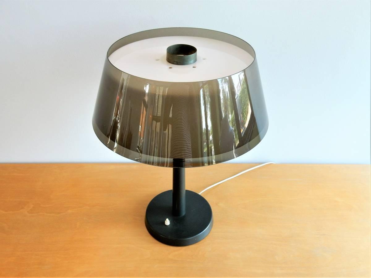 Cette jolie lampe de table en acrylique gris et blanc a été conçue par Yki Nummi pour Stockmann-Orno dans les années 1950. La lampe est en très bon état avec quelques signes mineurs d'âge et d'utilisation.
Documenté dans le catalogue 